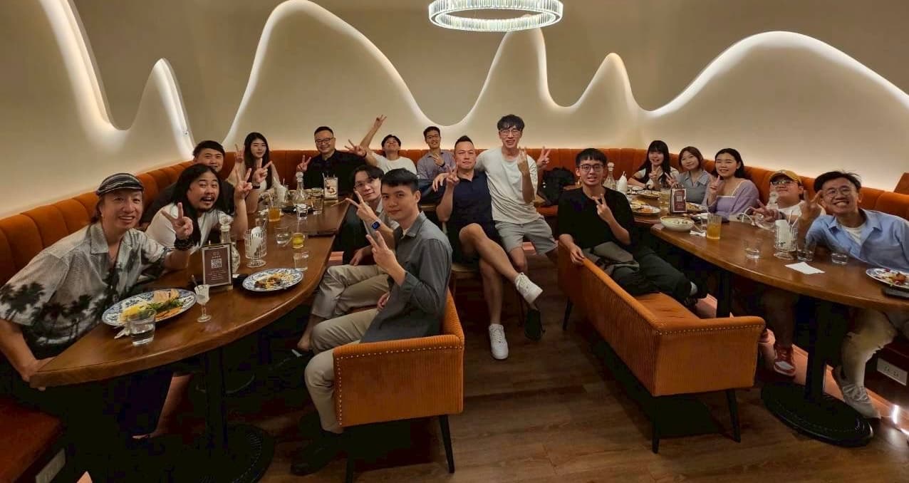 一起聚餐的朋友們